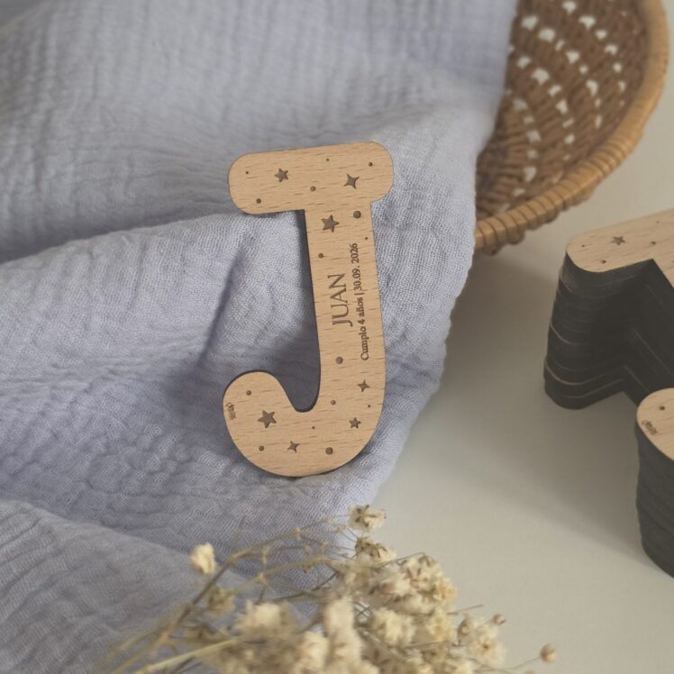 Inicial de madera con imán - "ESTELAR"